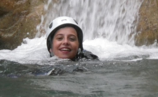 garçon souriant avec un casque blanc nageant dans l'eau